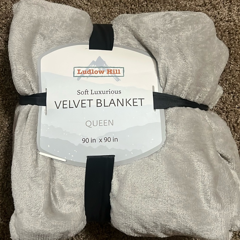Ludlow Velvet Throw Blanket NWT queen 90x90. Grey.